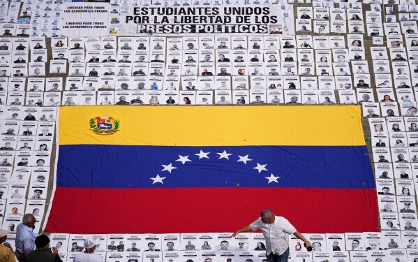 Исполняющий обязанности президента Венесуэлы обещает продолжить освобождение заключенных, содержащихся под стражей при Мадуро. Исполняющий обязанности президента Венесуэлы обещает продолжить освобождение заключенных, содержащихся под стражей при Мадуро.