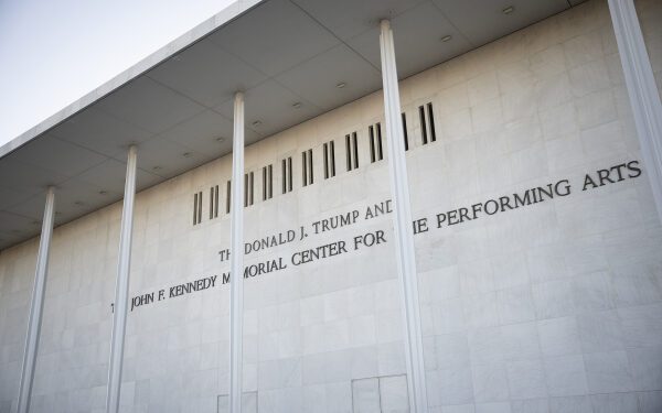 Вашингтонская национальная опера разрывает связи с Центром Кеннеди после переименования, осуществленного Трампом.