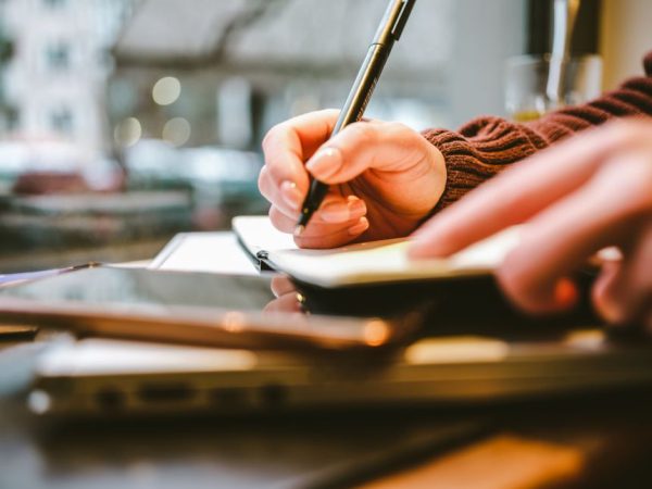 Почему «вечера для администраторов» — это новый книжный клуб для занятых взрослых