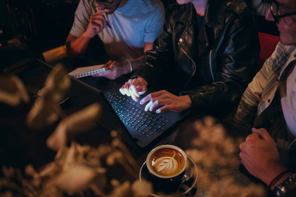 Почему «вечера для администраторов» — это новый книжный клуб для занятых взрослых