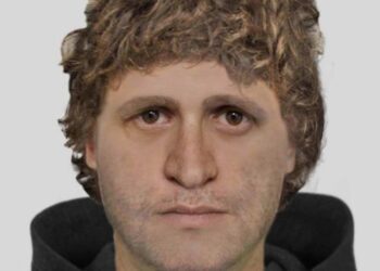 В Мельбурне на женщину напали во время прогулки с собакой.