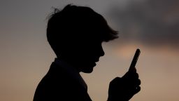 YouTube позволит родителям запретить подросткам бесконечно пролистывать короткие видеоролики.