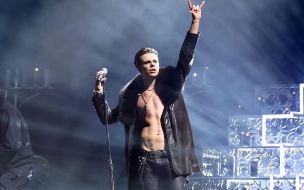 В новом видео Yungblud показал закулисье своих австралийских концертов.