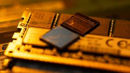 Согласно отчету, искусственный интеллект поглощает все мировые запасы микросхем памяти, что приводит к рекордному росту цен на смартфоны.