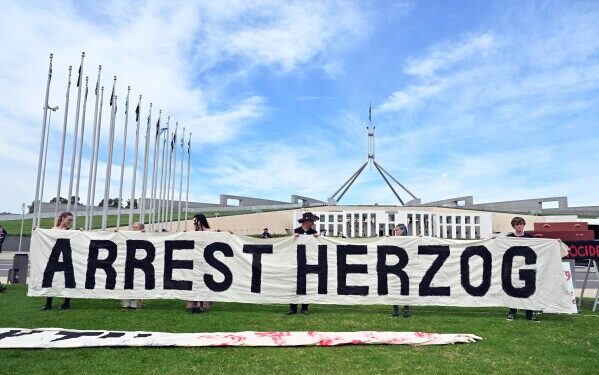 Австралия не будет репатриировать из Сирии 34 женщин и детей, связанных с ИГИЛ. Австралия не будет репатриировать из Сирии 34 женщин и детей, связанных с ИГИЛ.