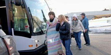 Австралийцев, предположительно связанных с ИГИЛ, разворачивают обратно после выезда из сирийского лагеря для репатриации.