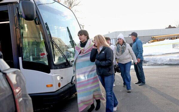 Австралийцев, предположительно связанных с ИГИЛ, разворачивают обратно после выезда из сирийского лагеря для репатриации.