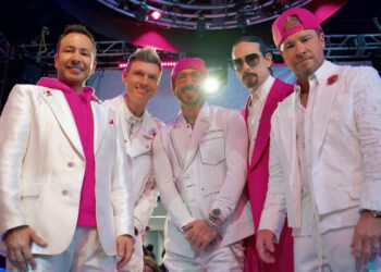 Группа Backstreet Boys поделилась неудачными дублями и закулисным видео со съемок рекламного ролика T-Mobile для Суперкубка.