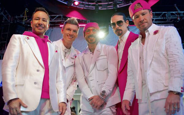 Группа Backstreet Boys поделилась неудачными дублями и закулисным видео со съемок рекламного ролика T-Mobile для Суперкубка.