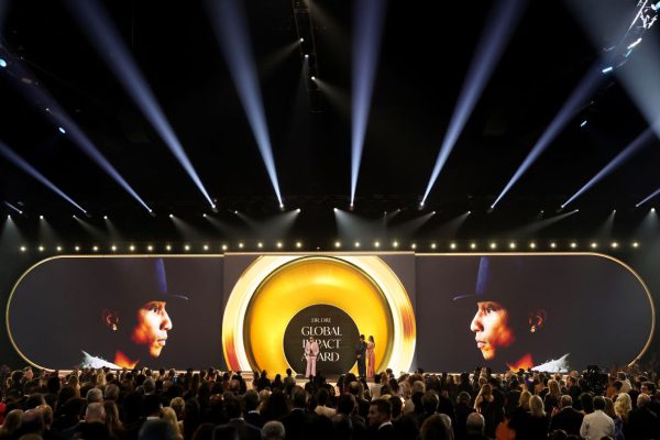 Bad Bunny использует победу на премии «Грэмми» для протеста против иммиграционной и таможенной службы США (ICE).