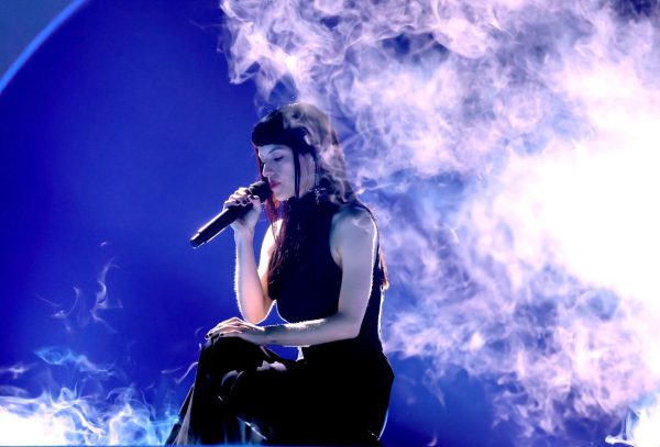 Bad Bunny использует победу на премии «Грэмми» для протеста против иммиграционной и таможенной службы США (ICE).