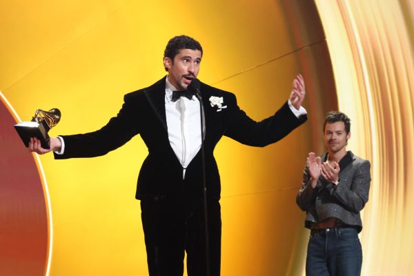 Bad Bunny использует победу на премии «Грэмми» для протеста против иммиграционной и таможенной службы США (ICE).