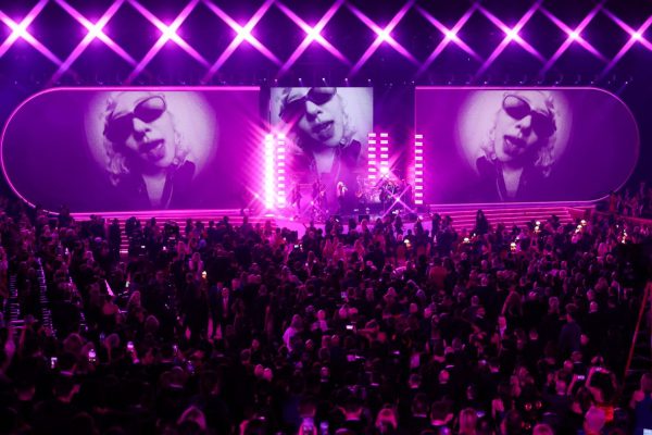 Bad Bunny использует победу на премии «Грэмми» для протеста против иммиграционной и таможенной службы США (ICE).