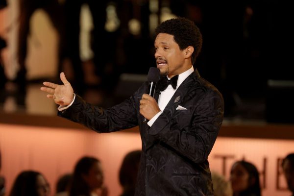 Bad Bunny использует победу на премии «Грэмми» для протеста против иммиграционной и таможенной службы США (ICE).