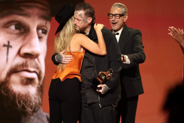 Bad Bunny использует победу на премии «Грэмми» для протеста против иммиграционной и таможенной службы США (ICE).