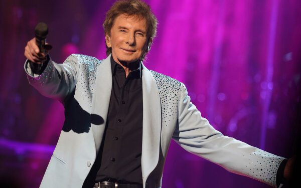 Барри Манилоу отложил еще несколько концертов после «удручающего» визита к врачу после операции по удалению раковой опухоли.