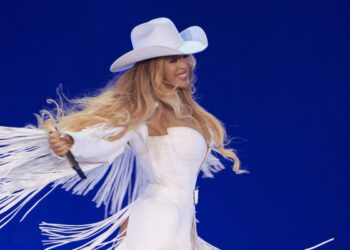 Бейонсе продемонстрировала новую прическу боб с блондинистыми прядями во время празднования Суперкубка LX.