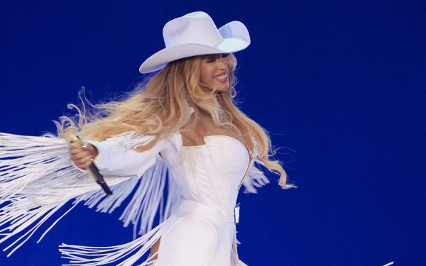 Бейонсе продемонстрировала новую прическу боб с блондинистыми прядями во время празднования Суперкубка LX. Бейонсе продемонстрировала новую прическу боб с блондинистыми прядями во время празднования Суперкубка LX.