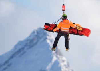 Предупреждения о снежной буре и приостановка поездок заблокировали передвижение миллионов жителей северо-востока США, которые остались дома. Предупреждения о снежной буре и приостановка поездок заблокировали передвижение миллионов жителей северо-востока США, которые остались дома.
