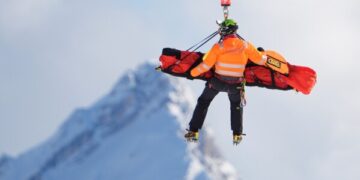 Предупреждения о снежной буре и приостановка поездок заблокировали передвижение миллионов жителей северо-востока США, которые остались дома.