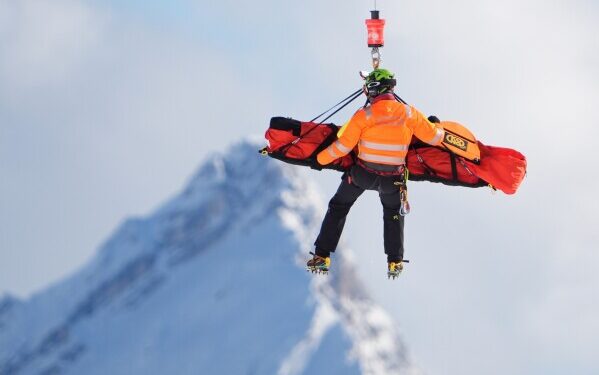 Предупреждения о снежной буре и приостановка поездок заблокировали передвижение миллионов жителей северо-востока США, которые остались дома. Предупреждения о снежной буре и приостановка поездок заблокировали передвижение миллионов жителей северо-востока США, которые остались дома.