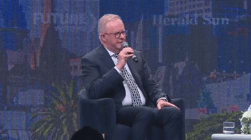 «Кровь потечет рекой»: угроза в адрес китайской танцевальной труппы связана с эвакуацией из Лоджа.