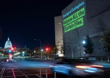 Премьер-министр Великобритании борется за сохранение своего поста после разоблачений о связях бывшего посла с Эпштейном.