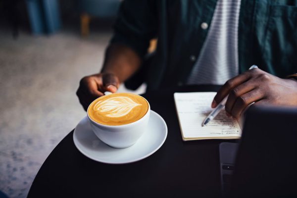 Кофе и чай с кофеином могут помочь защитить вас от деменции. Даже несколько чашек в день.