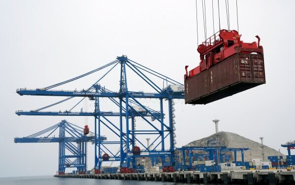 В Канаде действуют строгие законы об оружии, включая запрет на штурмовое огнестрельное оружие и замораживание продаж пистолетов.