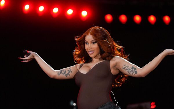 Карди Би резко раскритиковала советника Трампа, который втянул ее в скандал с отчетами о ботах ее «соперницы» Ники Минаж. Карди Би резко раскритиковала советника Трампа, который втянул ее в скандал с отчетами о ботах ее «соперницы» Ники Минаж.