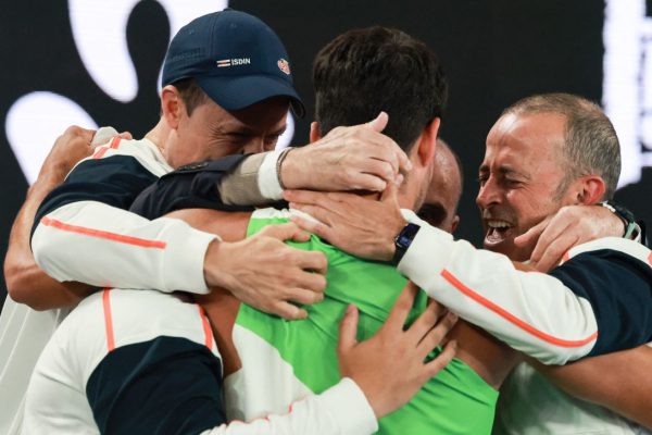 Карлос Алькарас вошел в историю, завоевав титул чемпиона Открытого чемпионата Австралии, победив Новака Джоковича в захватывающем финале мужского турнира.