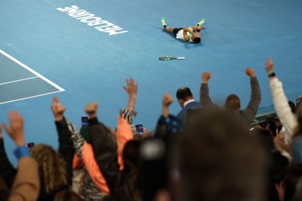 Карлос Алькарас вошел в историю, завоевав титул чемпиона Открытого чемпионата Австралии, победив Новака Джоковича в захватывающем финале мужского турнира.