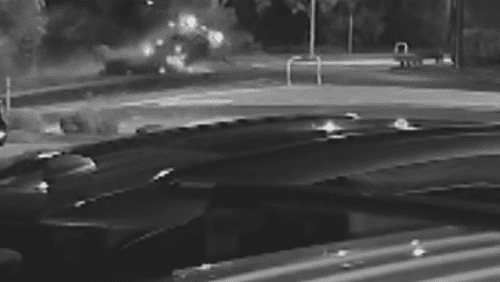 Камеры видеонаблюдения запечатлели, как угонщик автомобилей из Аделаиды уходит с места аварии после того, как перевернул машину на кольцевой развязке.