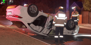 Камеры видеонаблюдения запечатлели, как угонщик автомобилей из Аделаиды уходит с места аварии после того, как перевернул машину на кольцевой развязке.