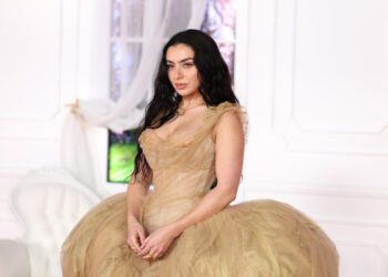 Реакция Charli XCX на танец Дэйва Грола под песню «Apple» в программе «Шоу Грэма Нортона»