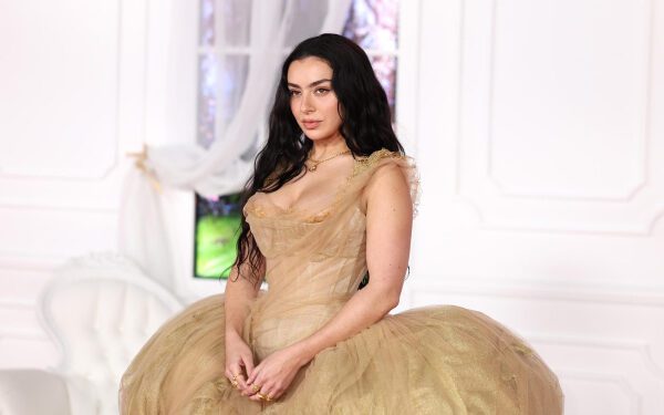 Реакция Charli XCX на танец Дэйва Грола под песню «Apple» в программе «Шоу Грэма Нортона» Реакция Charli XCX на танец Дэйва Грола под песню «Apple» в программе «Шоу Грэма Нортона»