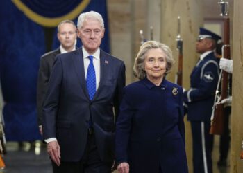 В последний момент Клинтоны согласились на личные допросы, чтобы избежать голосования по делу о неуважении к суду в рамках расследования дела Джеффри Эпштейна.