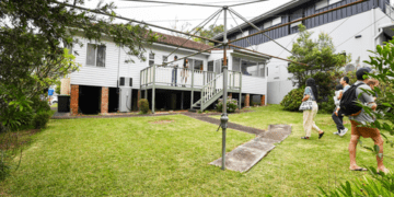 Компания, стоящая за австралийским культурным символом, находится на грани продажи.