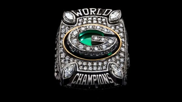 Купер Капп был бесцеремонно отстранен от команды «Рэмс». Год спустя он играет ключевую роль в борьбе за Суперкубок с соперником.