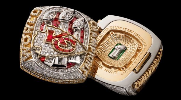 Купер Капп был бесцеремонно отстранен от команды «Рэмс». Год спустя он играет ключевую роль в борьбе за Суперкубок с соперником.