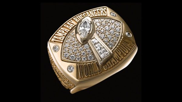 Купер Капп был бесцеремонно отстранен от команды «Рэмс». Год спустя он играет ключевую роль в борьбе за Суперкубок с соперником.