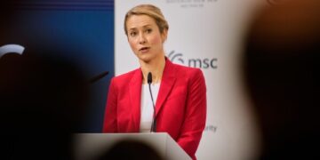 Наследный принц призвал весь мир поддержать народ Ирана на митинге в Мюнхене, в котором приняли участие 250 000 человек.