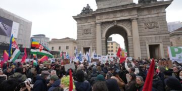 В Милане прошли демонстрации протеста против подразделения иммиграционной и таможенной полиции на зимних Олимпийских играх.