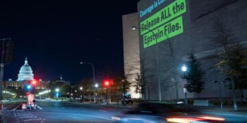 Разоблачения Эпштейна привели к свержению высокопоставленных фигур в Европе, в то время как последствия для США оказались менее значительными.