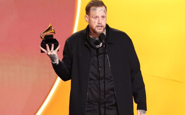 Эрик Бенет назвал Джелли Ролла «полной чушью» за отказ комментировать политику на церемонии вручения премии «Грэмми» в 2026 году: «Это вы поступаете как хороший христианин, высказываясь». Эрик Бенет назвал Джелли Ролла «полной чушью» за отказ комментировать политику на церемонии вручения премии «Грэмми» в 2026 году: «Это вы поступаете как хороший христианин, высказываясь».