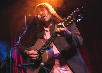 Эван Дандо госпитализирован из-за проблем с психическим здоровьем после того, как фанат обвинил его в отправке нежелательных видеороликов сексуального характера.