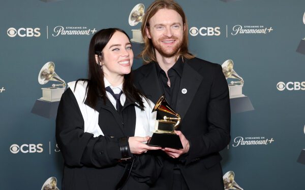 Финнеа резко раскритиковал «очень влиятельных пожилых белых мужчин», которые были «возмущены» речью Билли Айлиш на церемонии вручения премии «Грэмми».