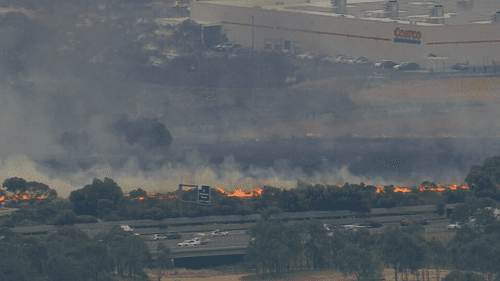 Пожарные готовятся к порывистому ветру, поскольку пожар распространяется в центральной части штата Виктория.