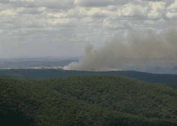 Пожарные готовятся к порывистому ветру, поскольку пожар распространяется в центральной части штата Виктория. Пожарные готовятся к порывистому ветру, поскольку пожар распространяется в центральной части штата Виктория.