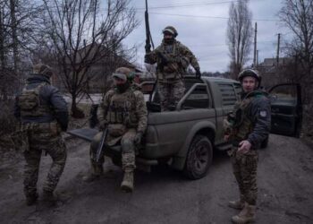 Бывший командующий армией, считающийся главным соперником Зеленского, рассказал агентству AP о разногласиях между ними.